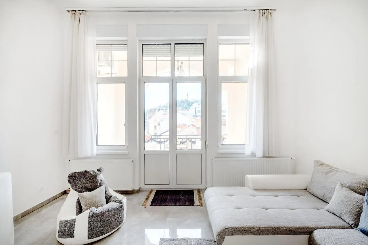 Skyline Serenity Retreat @Vaci Most Famous Street 부다페스트