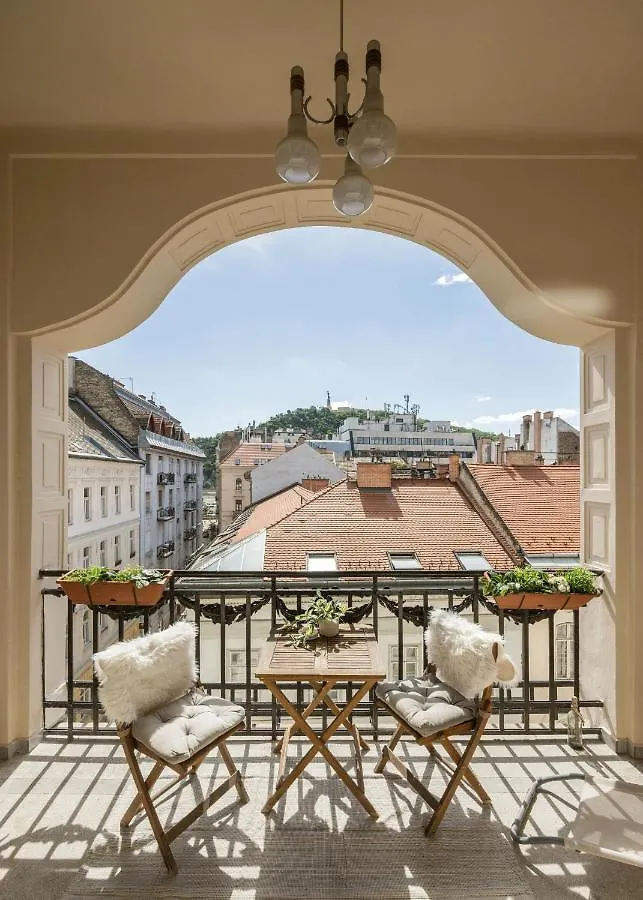 Skyline Serenity Retreat @Vaci Most Famous Street 부다페스트