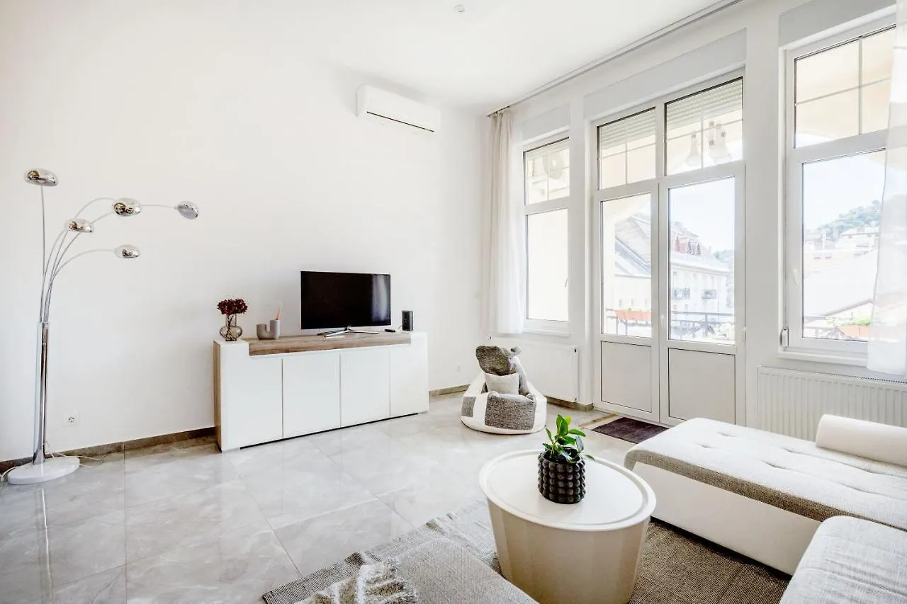 Skyline Serenity Retreat @Vaci Most Famous Street 부다페스트 아파트
