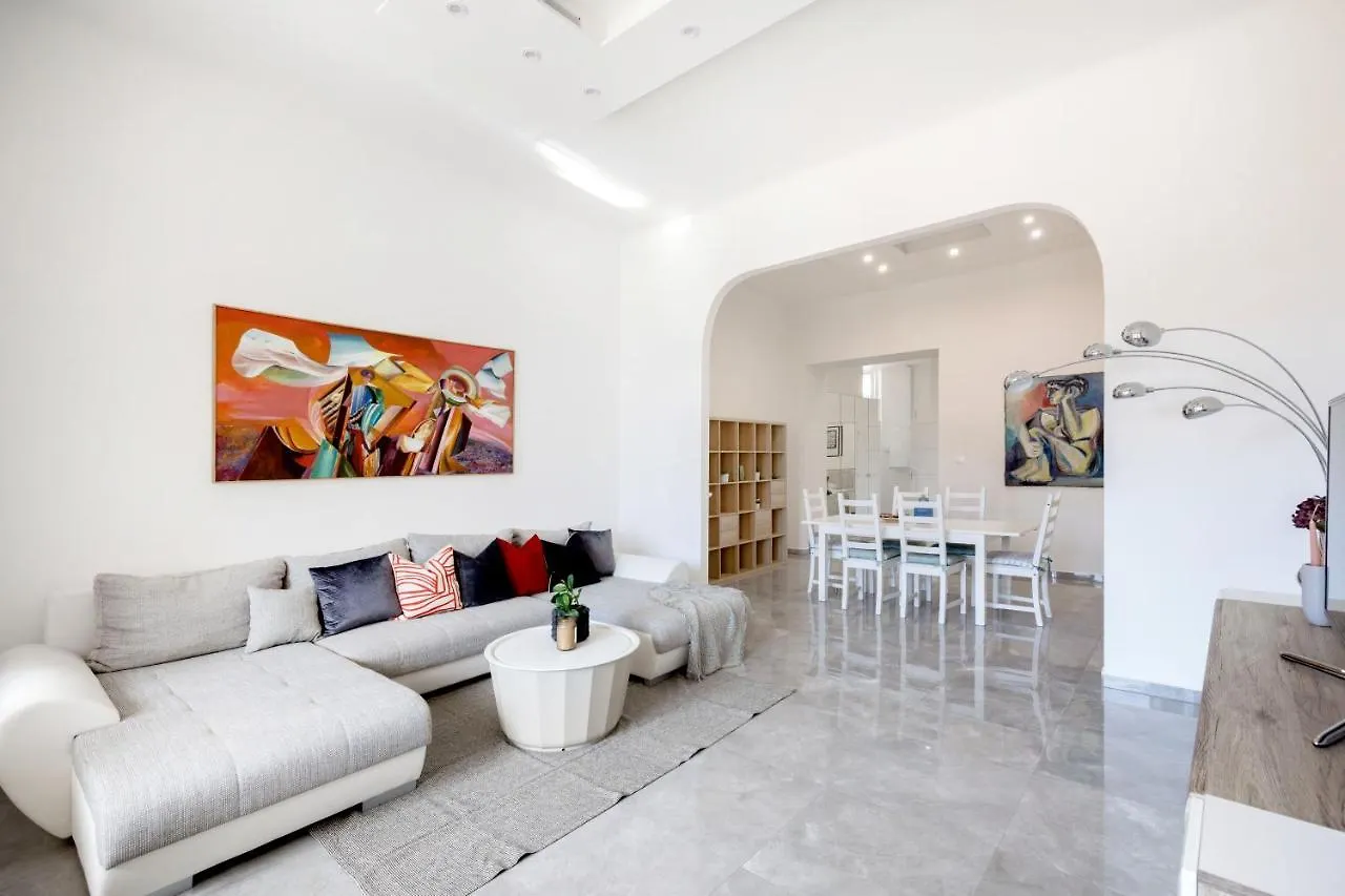 Skyline Serenity Retreat @Vaci Most Famous Street 부다페스트 아파트