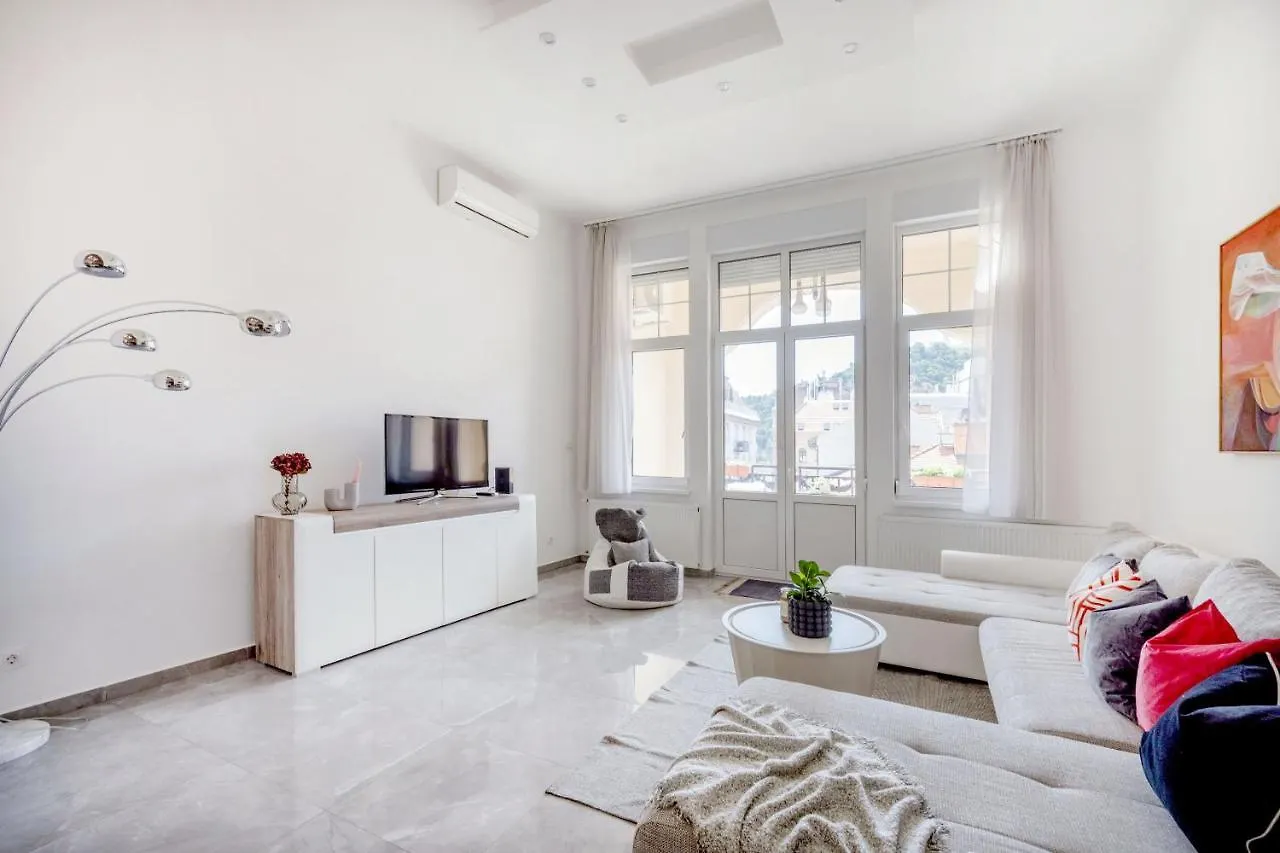 Skyline Serenity Retreat @Vaci Most Famous Street 부다페스트 헝가리